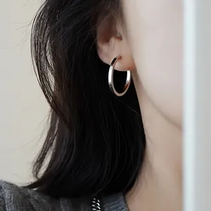 Orecchini a cerchio minimalisti in argento con una finitura lucida di alta qualità
