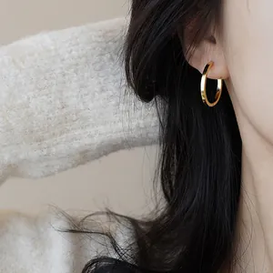 Eleganti orecchini a cerchio dorati minimalisti con perni in argento per donna