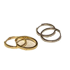 Orecchini a cerchio minimalisti lucidi in oro e argento con elegante design tondo