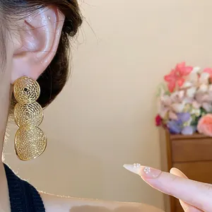 Elegante goldene hohle kreisförmige Tropfenohrringe mit strukturiertem Netzdesign