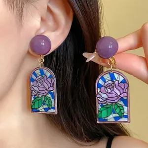 Boucles d'oreilles rétro à motif rose vitrail avec fleurs violettes et arc géométrique