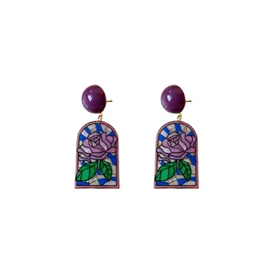 Boucles d'oreilles pendantes style vitrail rose avec clous violets et aiguilles argent