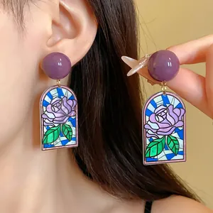 Boucles d'oreilles vintage rose en vitrail avec perle mauve et motif floral d'art