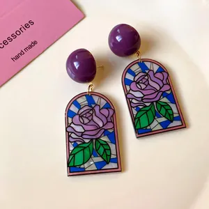 Vue détaillée de boucles d'oreilles roses style vitrail vintage avec perles