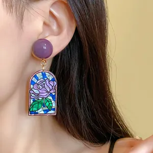 Gros plan détaillé d'une boucle d'oreille vintage en vitrail rose sur un mannequin