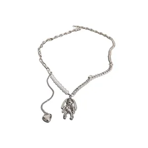 Silberne Gliederkette mit Perlen, Herzanhänger und mechanischem Hasen-Detailansicht