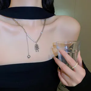 Detailaufnahme einer coolen Perlen- und Zirkonia-Halskette mit Hasenanhänger am Model
