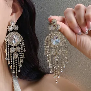 Luxuriöse Vintage-Ohrringe mit Silbernadel und funkelnden Kristallquasten für Damen