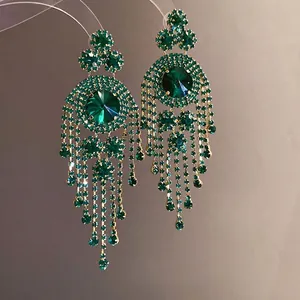 Vintage Quastenohrringe im höfischen Stil mit funkelnden smaragdgrünen Kristallen.