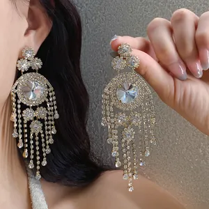 Detail von Vintage-Strass-Ohrringen mit runden Kristallen und langen Quasten