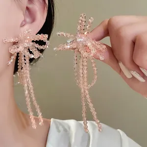 Eleganti orecchini a fiocco con nappe in perline di vetro rosa champagne per donna