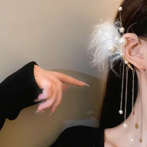 Elegante ear cuff con perlas y plumas blancas con borlas de cadena larga