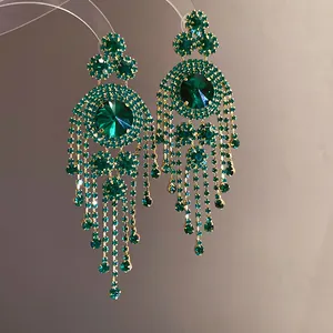 Detailansicht von exquisiten smaragdgrünen Strass-Quasten-Kronleuchter-Ohrringen.