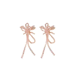 Eleganti orecchini a perno con fiocco in perle di vetro rosa e lunghe nappe pendenti