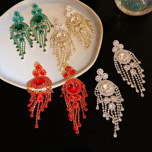 Lebendige Kristall-Quastenohrringe in Grün, Rot, Gold und Silber im Vintage-Stil