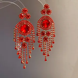 Detailansicht eleganter roter Strass-Ohrringe mit Quasten im edlen Vintage-Hofstil.