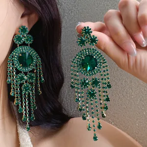 Detailansicht luxuriöser smaragdgrüner Strass-Ohrringe mit Quasten im Vintage-Hofstil