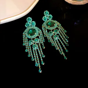 Detailierte Nahaufnahme von smaragdgrünen Strass-Ohrringen im königlichen Vintage-Stil