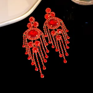 Detail von eleganten roten Strass-Quasten-Ohrringen im Vintage-Palast-Stil Design