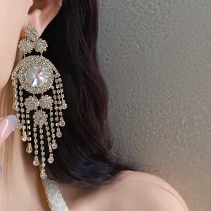 Nahaufnahme von eleganten runden Strass-Quasten-Ohrringen im Vintage-Stil an einem Modell