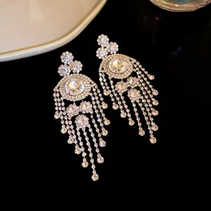 Detailansicht von luxuriösen Silber-Quastenohrringen mit rundem Strass-Design