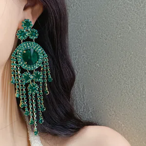 Detailansicht von vintage smaragdgrünen Strass-Quastenohrringen im Palaststil am Model