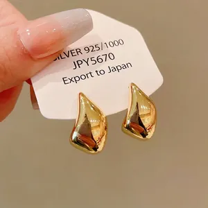 Pendientes de botón minimalistas de metal dorado con acabado pulido y aguja de plata 925 de ley
