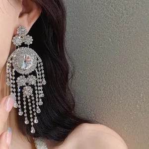 Detailansicht von eleganten silbernen Strass-Quasten-Ohrhängern im Vintage-Stil