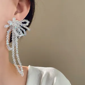 Eleganti orecchini con fiocco e nappa in perline di vetro sfaccettate trasparenti
