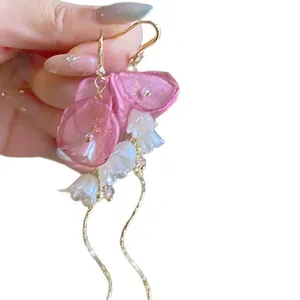 Boucles d'oreilles pendantes fleurs en résille rose et muguet blanc au style élégant