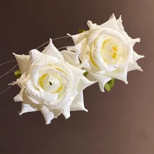 Orecchini a perno con rose in tessuto bianco romantico con ago d'argento e gocce