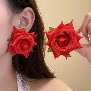 Orecchini a perno a rosa in tessuto rosso fatti a mano con petali realistici e rugiada