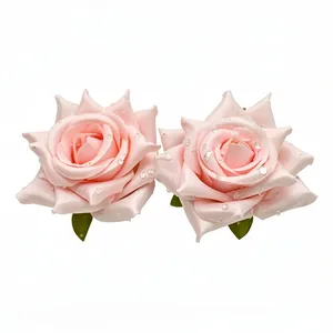 Eleganti orecchini a rosa in raso rosa con perni in argento e delicate gocce di perle