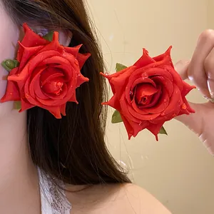 Eleganti orecchini a perno in tessuto a forma di rosa rossa per stile da vacanza