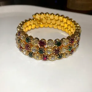 Bracciale aperto stile vintage a più strati con strass multicolori e finitura dorata