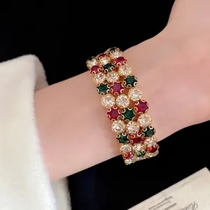Elegante bracciale vintage a tre strati dorato con strass rossi e verdi brillanti