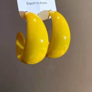 Orecchini a cerchio a C in resina giallo vivace con finitura lucida