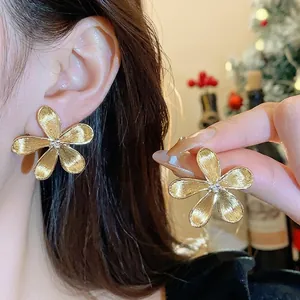 Pendientes de botón con forma de flor dorada y agujas de plata S925
