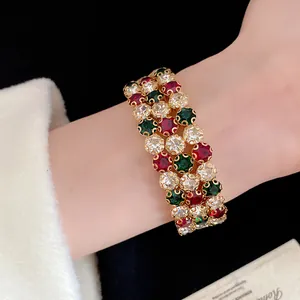 Vista dettagliata di un bracciale di lusso in stile palazzo con strass colorati