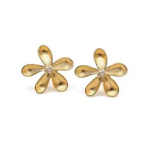 Elegantes pendientes de botón con forma de flor dorada y pétalos texturizados.