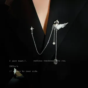 Eleganter silberner Pegasus und Stern Quasten-Brosche mit Strass auf schwarzem Blazer