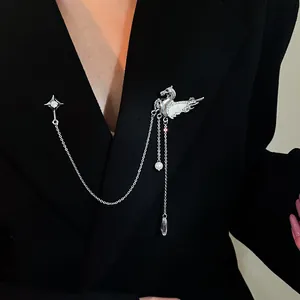 Detailansicht einer eleganten silbernen Pegasus- und Stern-Quastenbrosche an einem Blazer.