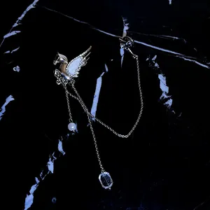 Detailansicht einer silbernen Pegasus-Brosche mit Strassflügeln und Quastenketten