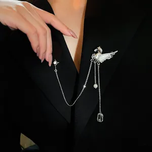 Nahaufnahme einer eleganten silbernen Pegasus- und Stern-Quastenbrosche an einem Blazer