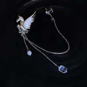 Detailansicht einer silbernen Pegasus-Brosche mit Strasssteinen und Quasten.