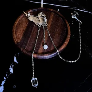 Detailansicht der silbernen Pegasus-Quastenbrosche mit Stern und Kristallanhänger