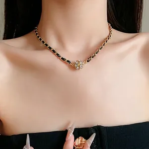 Collier Pendentif Chaîne Tissée en Cuir de Luxe Alliage Ton Or Strass Fermoir Boule Magnétique Choker Bijoux Élégants Rétro pour Femmes