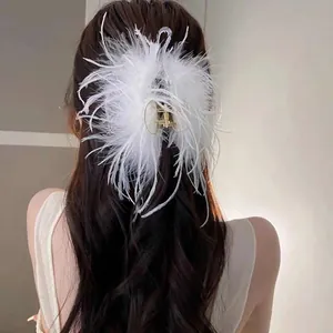 Nahaufnahme einer eleganten luxuriösen weißen Feder-Haarklammer in langem dunklem Haar im Detail