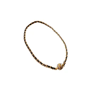 Collier élégant en cuir entrelacé avec pendentif boule de cristal et fermoir magnétique
