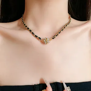 Gros plan d'un collier élégant en cuir tressé avec fermoir magnétique en strass